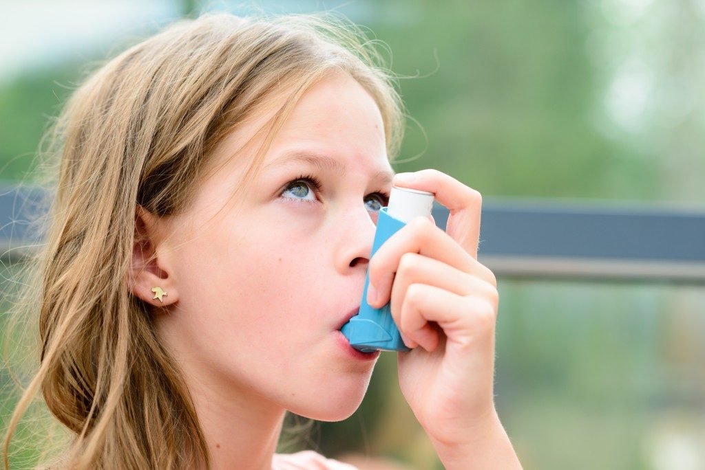 kid using inhaler